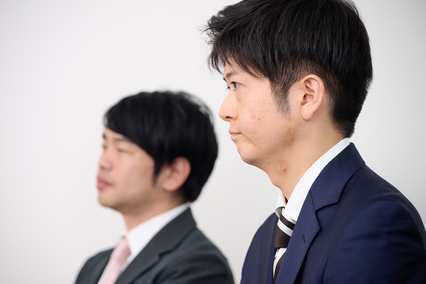 横から撮影した井林先生と市川先生の対談風景